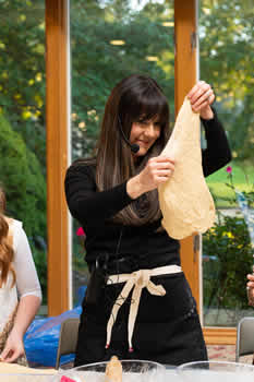 Giti stretching bread dough